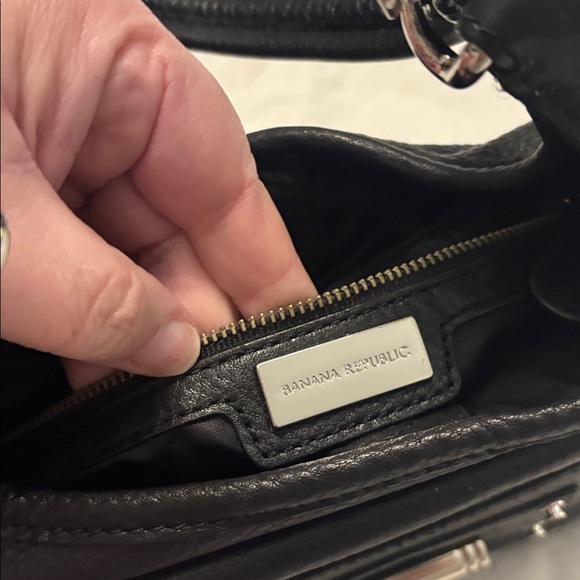 Banana Republic black pebbled leather shoulder bag w/turn-lock magnetic closure - Picture 6 of 11